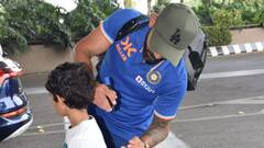 IND vs AUS: বিমানবন্দরে অনুরাগীর টি-শার্টে সই করলেন কোহলি, উচ্ছ্বাসে ভাসল খুদে