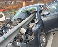 मुंबई-पुणे द्रुतगती मार्गावर भीषण अपघात, डिव्हाईडरचा रॉड कारच्या आरपार घुसला