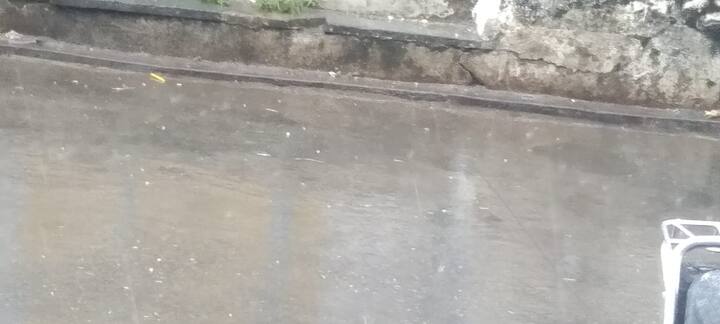 पिछले तीन दिनों से चमक गरज के साथ ओलावृष्टि और तेज बारिश का दौर जारी है. बारिश और ओलावृष्टि ने तापमान में गिरावट आ गई. ठंडी हवाओं ने गर्मी से लोगों को राहत पहुंचाई.