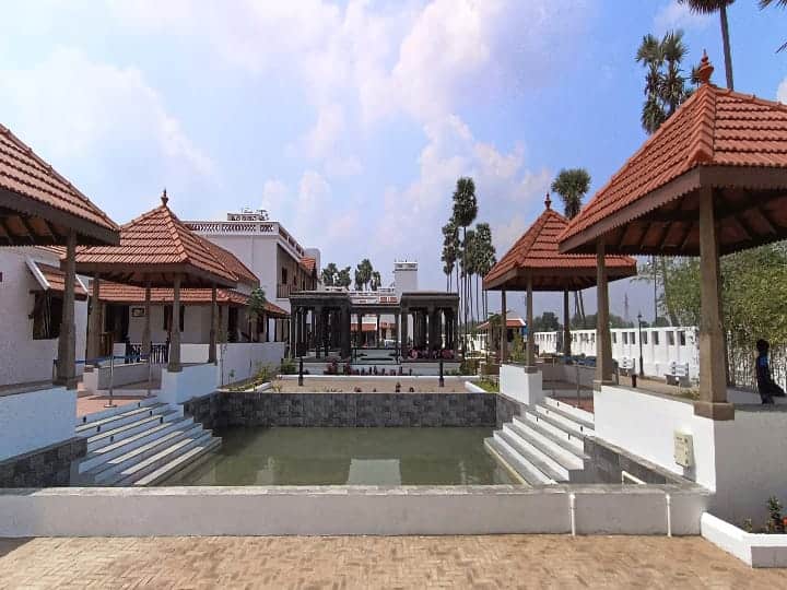 நான்கு மாடங்களில் அமர்ந்து உட்கார்ந்து பார்க்கும் தெப்பம்.