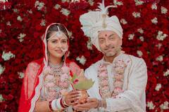 Dalljiet Kaur Wedding: सपनों जैसी शादी में बेहद खूबसूरत दिखाई दीं दलजीत कौर, फैमिली पिक्स में सौतेली बेटी के साथ दिए पोज