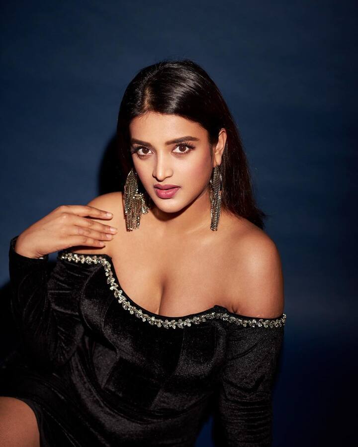 Nidhhi Agerwal PHOTO: વેસ્ટર્ન હોઈ કે ટ્રેડિશનલ સાઉથ એક્ટ્રેસ નિધિ અગ્રવાલ તમામ પ્રકારના આઉટફિટ્સમાં સુંદર લાગે છે. તમે સુંદર પોશાક પહેરવા માટે અભિનેત્રીની સ્ટાઈલની કોપી કરી શકો છો.