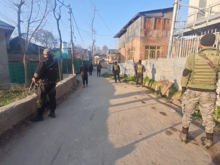 jammu kashmir sit raids multiple location in anantnag srinagar kulgam shopian  कश्मीर में आतंकियों के खिलाफ बड़ा एक्शन, श्रीनगर-अनंतनाग-कुलगाम में कई ठिकानों पर SIT की रेड