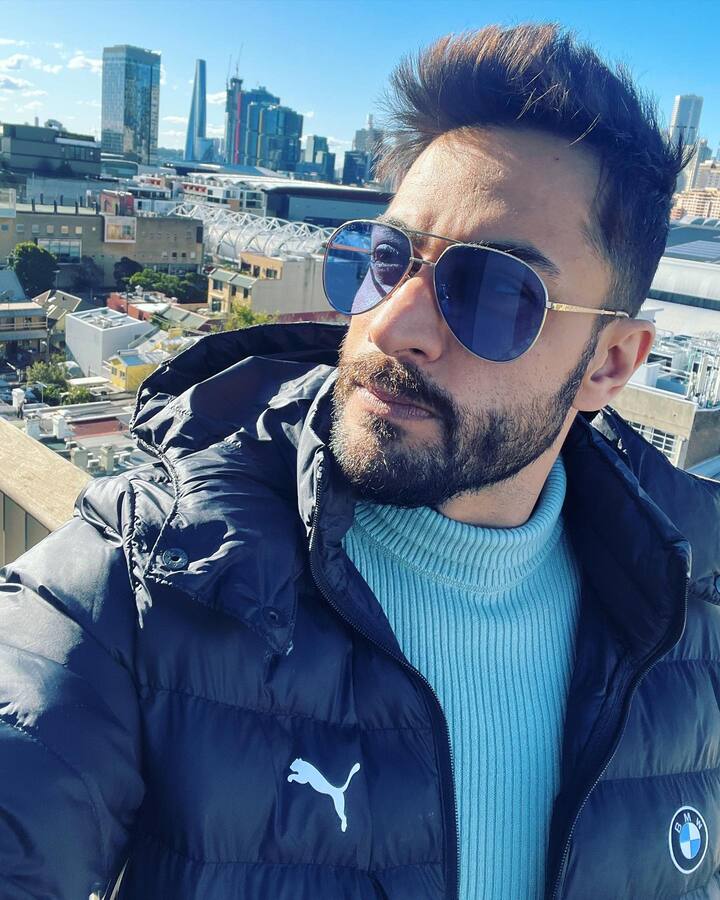 आपको बता दें आज से शालीन भनोट का शो बेकाबू कलर्स चैनल पर ऑन एयर होने जा रहा है. एकता कपूर के शो में उनका साथ शिवांगी जोशी और मोनालिसा भी नजर आएंगी.