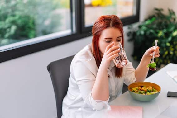 Health Tips: If you make this mistake while eating, then along with weight gain, the digestive system will also be affected. Health Tips: If you make this mistake while eating, then along with weight gain, the digestive system will also be affected.