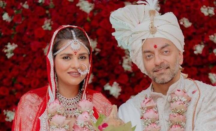 সাদা লেহঙ্গা, লাল ওড়না ছিল পরনে দলজিতের। সাদা শেরওয়ানি পরেছিলেন নিখিলও। দু'জনের প্রথম পক্ষের সন্তানও উপস্থিত ছিলেন বিয়ের মণ্ডপে।