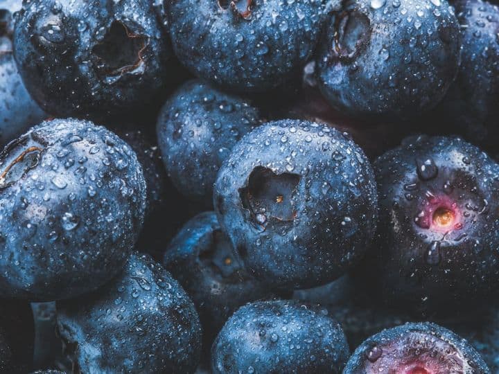Eating blueberries will reduce the risk of diabetes and heart disease.  Learn 5 charismatic benefits of this fruit