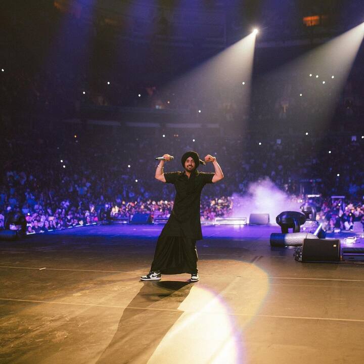 दिलजीत की फैन फॉलोविंग कितनी ज्यादा है वह तो आप इस तस्वीर से पता लगा ही सकते हैं. उनके पीछे फैंस की भीड़ सारी कहानी बयान कर रही है.