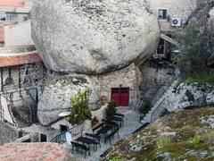 World Weirdest House: कहीं पत्थर खोदकर निकाले 100 कमरे, किसी ने कार्टून से प्रेरित हो कर बनाया घर, दुनिया के अजीबो-गरीब हाउस