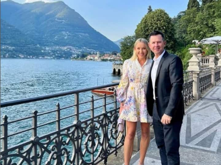 Ricky Ponting Love Story: आईपीएल टीम दिल्ली कैपिटल्स के हेड कोच रिकी पॉन्टिंग की लव स्टोरी किसी फिल्मी कहानी से कम नहीं है. पॉन्टिंग की रियाना जेनिफर से मुलाकात मैच के दौरान हुई थी.