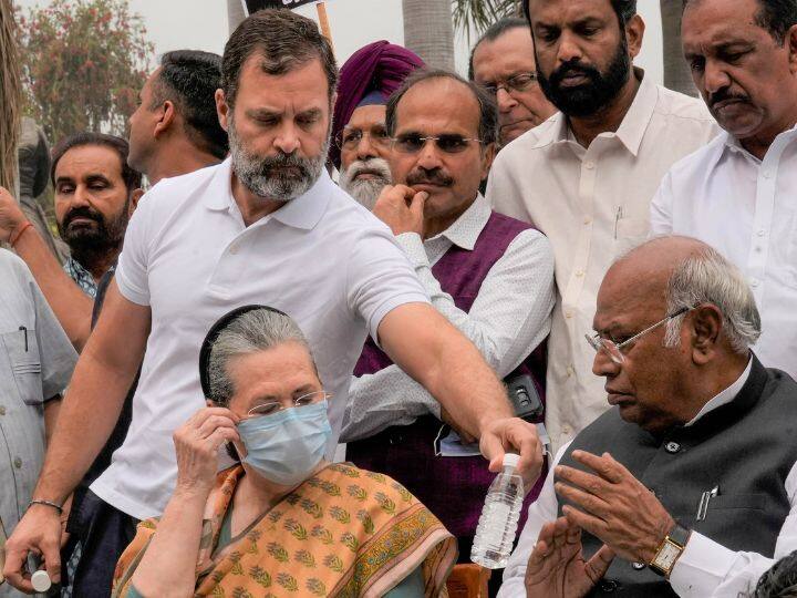 rahul gandhi dropped Mallikarjun Kharge home from Parliament watch Video Watch: कार आने में हो रही थी देरी तो राहुल गांधी ने खरगे को दी लिफ्ट, वीडियो वायरल