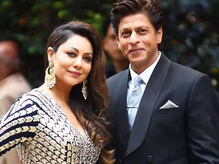 Shah Rukh Khan dances with Gauri Khan at Alanna Panday wedding video viral Watch here Shah Rukh Khan Video: शाहरुख ने अलाना पांडे की वेडिंग में बांधा समां, पत्नी गौरी का हाथ पकड़ जमकर नाचे 'किंग खान'