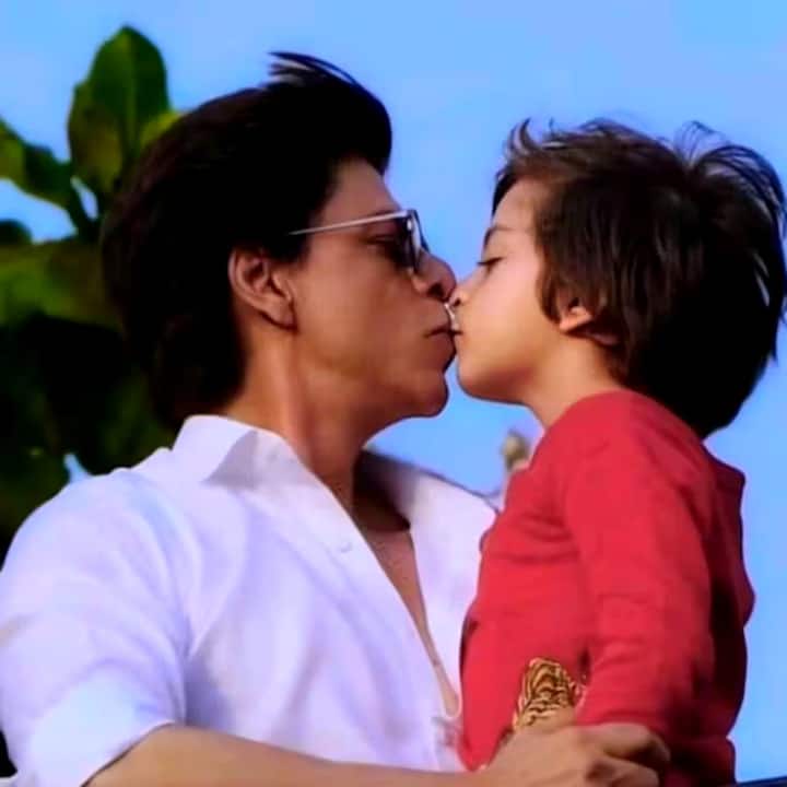 वहीं अगर हम शाहरुख खान की बात करें तो आपको बता दें कि उन्हें बॉलीवुड का बादशाह कहा जाता है. इतना ही नहीं उन्होंने अपने बेटे अबराम को लिप किस करते हुए तस्वीरों को शेयर कर दिया था और यह इंटरनेट पर तेजी से वायरल भी हो गई थी. जिसके बाद में पूरे इंटरनेट पर बुरी तरीके से बवाल मचा.