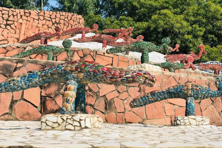 Rock Garden of Chandigarh Photos: बता दें कि रॉक गार्डन का निर्माण नेक चंद सैनी ने करवाया था.
