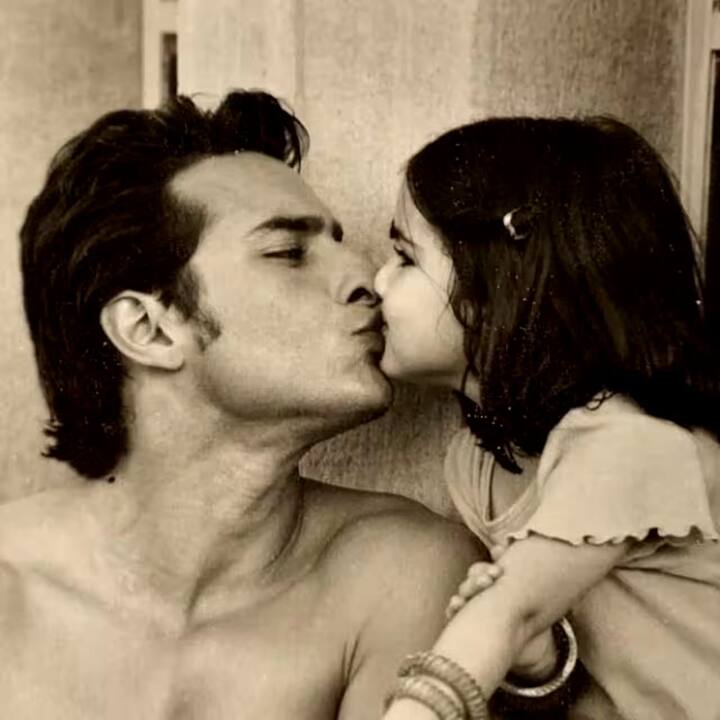 सैफ अली खान भी अपने ठाट बाट से काफी ज्यादा सुर्खियों में बने रहते हैं.इसी के साथ-साथ उन्होंने बचपन के वक्त में सारा अली खान को लिप किस कर दिया था और तस्वीरें भी शेयर कर दी थी. जिसके बाद में एक्टर को बुरी तरीके से ट्रोल भी कर दिया गया था.