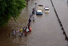 Delhi Weather: दिल्ली-एनसीआर में जमकर बारिश, गुरुग्राम बना तालाब, देखें तस्वीरें