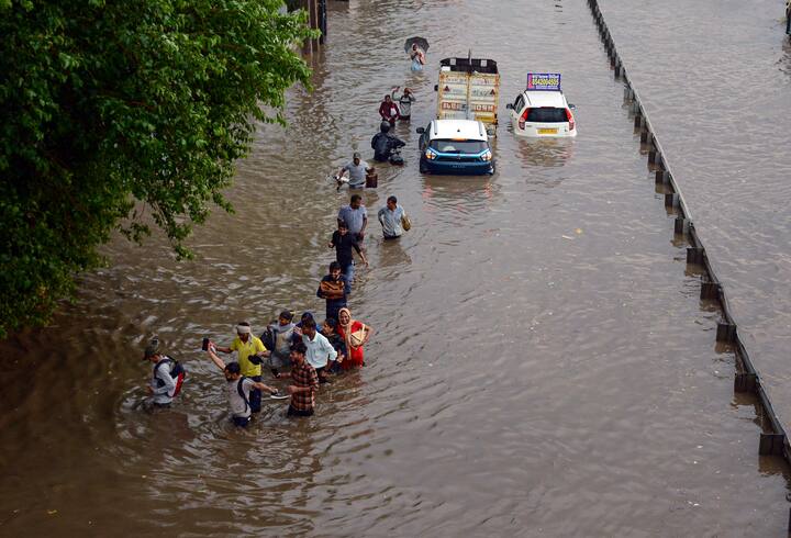 वहीं दिल्ली-गुरुग्राम एक्सप्रेस-वे पानी भरने के बाद लोग पैदल ही निकलते दिखे, जिससे उन्हें परेशानी हुई.