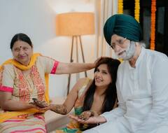 मांग टीका सजाए Dalljiet Kaur ने अपनी संगीत सेरेमनी में निखिल संग की ग्रीन ड्रेस में ट्विनिंग, कपल ने लिप किस भी किया, देखें तस्वीरें