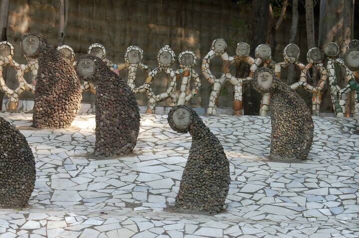 चंडीगढ़ का रॉक गार्डन पहले इतना बड़ा नहीं था, लेकिन वर्तमान में यह लगभग 40 एकड़ में फैला है.