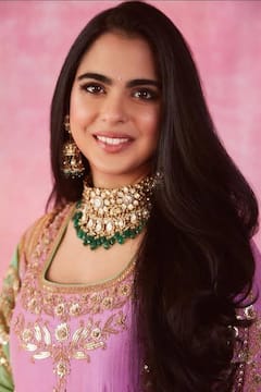 ईशा अंबानी ने फैमिली फंक्शन्स में पहनी सब्यासाची ब्राइडल ज्वेलरी, बेहद ही कीमती हैं उनका ज्वेलरी कलेक्शन