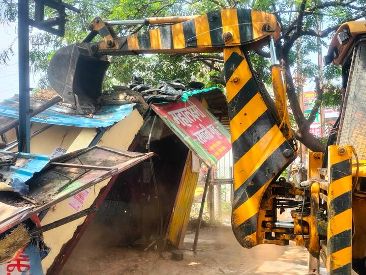 यावेळी अतिक्रमण धारकांविरुद्ध कारवाई करण्यात आली असून, पत्र्याचे शेड व दुकानांचे ओटे,पत्र्याचे शेड  काढल्यामुळे पूर्णपणे रस्ता मोकळा झाला आहे.