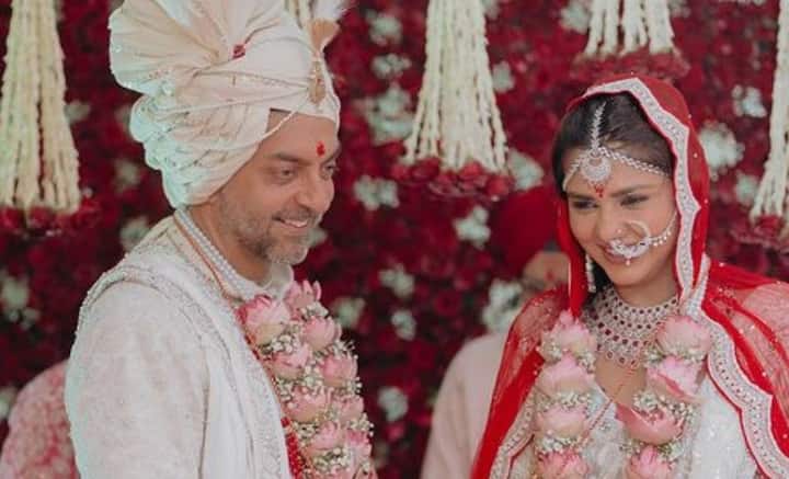 প্রবাসী ভারতীয় নিখিল পটেলের সঙ্গে সাতপাকে বাঁধা পড়লেন দলজিৎ। ভারতীয় রীতিতেই হল বিয়ে। হাজির ছিলেন বলি-টলি জগতের তারকারা।