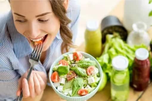 Health Tips: If you make this mistake while eating, then along with weight gain, the digestive system will also be affected. Health Tips: If you make this mistake while eating, then along with weight gain, the digestive system will also be affected.