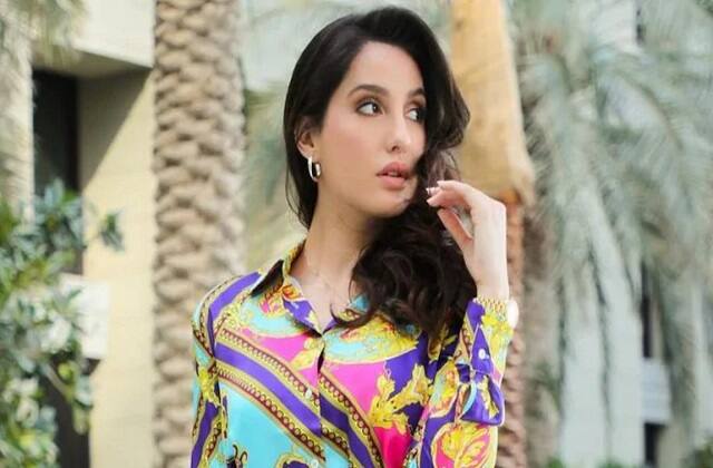 नोरा फतेही – अपने डांस मूव्स से सभी को दीवाना बनाने वाली एक्ट्रेस नोरा भी इस लिस्ट में है. जिन्होंने फिल्म 'सत्यमेव जयते 2' में कुसु कुसु आइटम नंबर किया था. इस गाने को शूट करते हुए नोरा को कई परेशानियां उठानी पड़ी थी. दरअसल गाने में जो नोरा ने कॉस्ट्यूम पहनी थ उसकी वजह से उन्हें गर्दन में चोट लग गई थी. लेकिन एक्ट्रेस ने गाने को पूरा शूट किया.