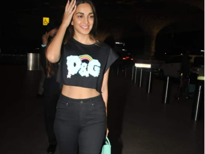 Kiara Advani Airport Pics: कुछ वक्त पहले सिद्धार्थ मल्होत्रा के साथ शादी के बंधन में बंधी कियारा आडवाणी अब काम पर वापस लौट चुकी हैं. हाल ही में एक्ट्रेस को एयरपोर्ट पर स्पॉट किया गया है.