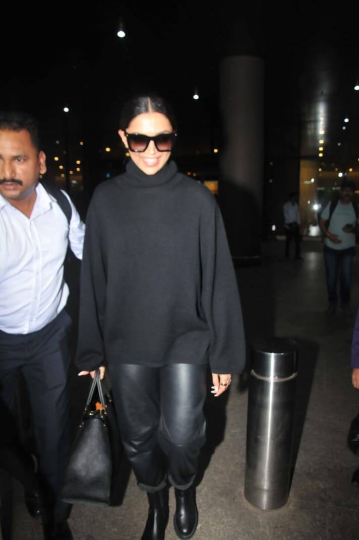 लॉस एंजिल्स में 95 वें एकेडमी अवॉर्ड फंक्शन अटैंड करने के बाद दीपिका पादुकोण शुक्रवार को अमेरिका से भारत लौटीं थीं. उन्हें मुंबई एयरपोर्ट पर पैपराजी ने अपने कैमरे में कैद किया. इस दौरान एक्ट्रेस ऑल ब्लैक लुक में काफी स्टनिंग लग रही थीं.