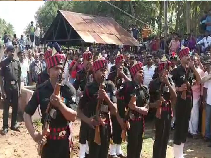 theni : Army Major Jayant, who died in a helicopter crash, was cremated in his native Jayamangalam. Theni : ஹெலிகாப்டர் விபத்தில் உயிரிழந்த மேஜர் ஜெயந்த் உடல்.. சொந்த ஊரில் ராணுவ மரியாதையுடன் நல்லடக்கம்!