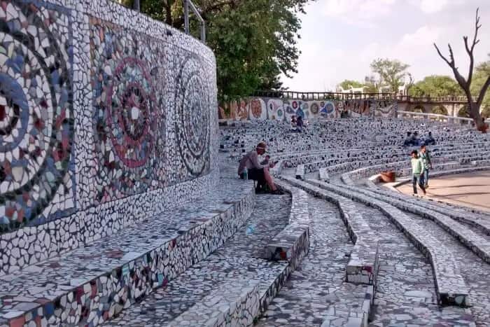 यह गार्डन कूड़े-कर्कट जैसे सिरामिक, प्लास्टिक बोतलों, पुरानी चूड़ियां और टाइल्स इत्यादी से बनाया गया है.