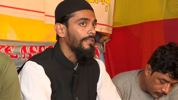 বকেয়া ডিএ দেওয়া প্রসঙ্গে মমতা বন্দ্যোপাধ্যায় আরও বলেন, ' কত চাই? কত দিলে সন্তুষ্ট হবেন? দয়া করে আমার মুণ্ডটা কেটে নিন তাহলে যদি আপনারা সন্তুষ্ট হন। '