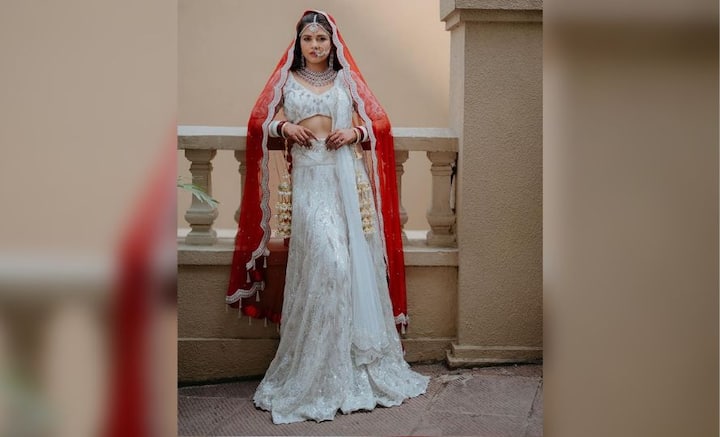 এই মুহূর্তে পেশা নয়, ব্যক্তিগত জীবনকেই বেশি গুরুত্ব দিচ্ছেন দলজিৎ। তাই বিয়ে মিটতেই সটান উড়ে যাবেন নাইরোবি। ছেলেও যাচ্ছে সঙ্গে।