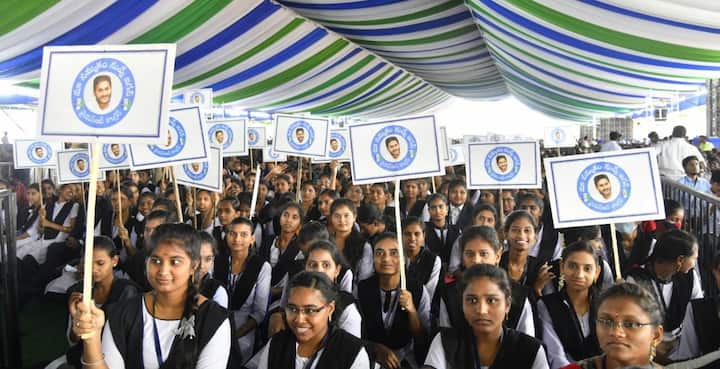 జగన్ ఫోటోలతో సందడి చేస్తున్న విద్యార్దినులు