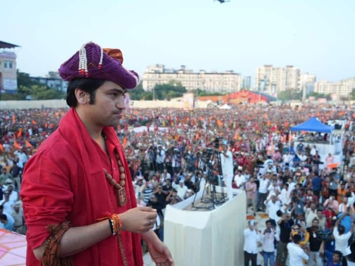 Bageshwar dham sarkar dhirendra krishna shastri divya darbar crowd gathered in mira road mumbai Bageshwar Dham: धीरेंद्र शास्त्री के ठहरने वाली जगह का लोगों को चला गया पता, सुबह से ही लगने लगी भीड़