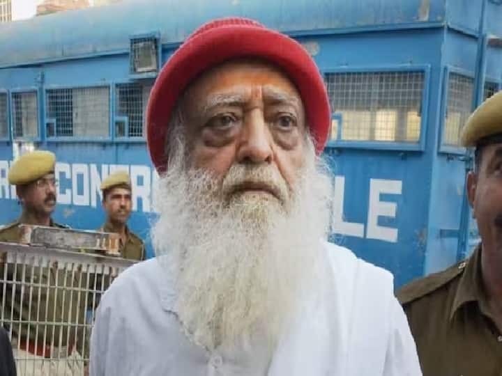 आसाराम बापू भी देश के विवादित बाबाओं में से एक है. रेप के आरोप में आसाराम को आजीवन कारावास की सजा हुई है. यह फिलहाल राजस्थान के जोधपुर जेल में बंद है. आंकड़े के मुताबिक आसाराम के देशभर में कुल 350 से अधिक आश्रम हैं. आसाराम ट्रस्ट के मुताबिक कुल टर्नओवर 350 करोड़ रुपये की है. वहीं आसाराम कुल 134 मिलियन डॉलर का मालिक है.