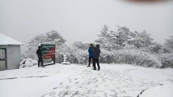 বছরের এমন সময়ে হঠাৎ তুষারপাত সান্দাকফুতে । সারারাত তুষারপাতের পরে বরফে ঢেকেছে গোটা সান্দাকফু।