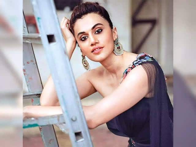 जिसके बाद में तापसी पन्नू अपने एक्सपीरियंस को साझा करते हुए बताती हैं कि उन्होंने उस शक्स की उंगली पकड़कर उसे घुमा दिया और वहां से भाग चली जाती हैं. जानकारी के लिए आपको बता दें कि बॉलीवुड की मशहूर अदाकारा तापसी पन्नू काफी ज्यादा बहादुर हैं.