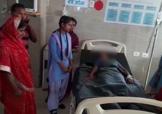 Singrauli Navanagar Government School girls fight over boyfriend admitted in hospital ann Singrauli News: बॉयफ्रेंड के चक्कर में आपस में भिड़ीं लड़कियां, घायल छात्रा को कराया गया अस्पताल में भर्ती