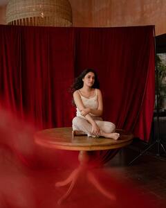 Priyanka Mohan Photos: ఎవరి కాల్ కోసం ఎదురుచూస్తున్నావు ప్రియాంక!