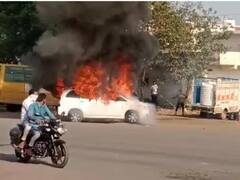 चंद मिनटों में आग का गोला बनी सड़क पर दौड़ती लाखों की इनोवा कार, यात्रियों ने कूदकर बचाई जान