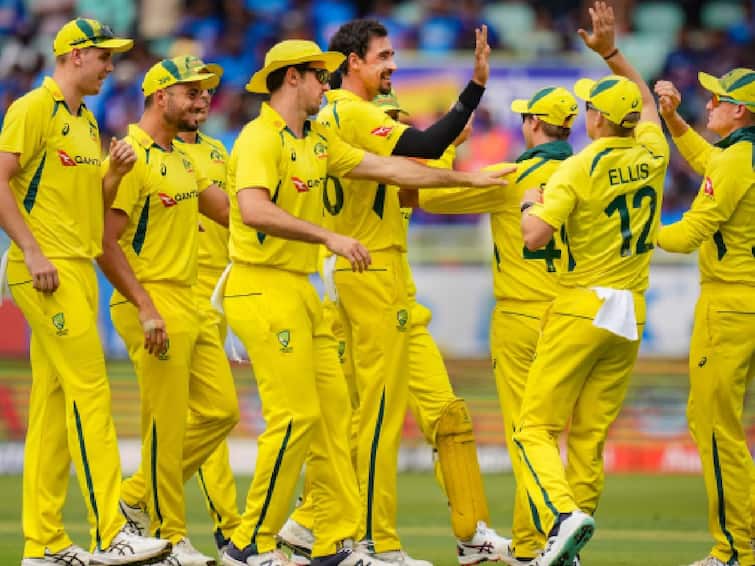 IND vs AUS, 2nd ODI: Australia won match by 10 wickets against India series level 2nd ODI YS Raja Reddy Stadium IND vs AUS, 2nd ODI: பேட்டிங், பவுலிங்கில் அதிரடி காட்டிய ஆஸ்திரேலியா 10 விக்கெட்டுகள் வித்தியாசத்தில் அபார வெற்றி..!