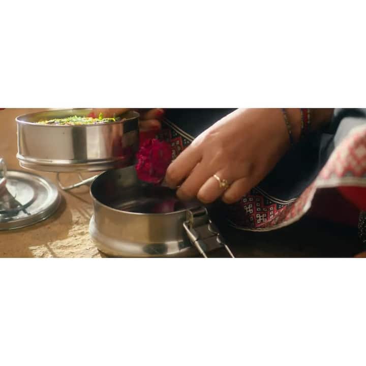 सायलीनं शेअर केलेल्या फोटोमध्ये गुलाबाचे फुल हे एका स्टिलच्या डब्यात ठेवलेले दिसत आहे.