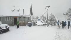 Sandakphu Snowfall: বসন্তে বরফঢাকা সান্দাকফু! বৃষ্টিভেজা হাওয়া কনকনে পাহাড়