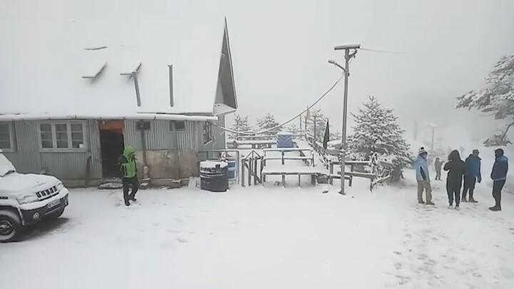 সকাল থেকেই দার্জিলিং, সান্দাকফু ও লাগোয়া এলাকায় কনকনে ঠান্ডা হাওয়া বইছে। ছিটেফোঁটা বৃষ্টিও হয়েছে।