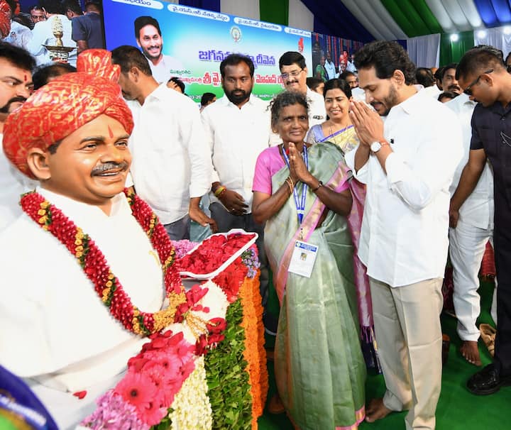 వేదిక పై దివంగత నేత కు నివాళులర్పిస్తున్న సీఎం జగన్