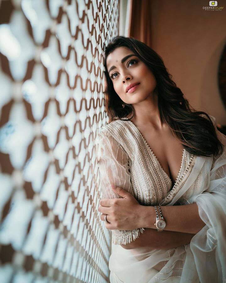 अभिनेत्री श्रिया सरन की हर एक पोस्ट काफी वायरल हो जाती है. उनका एथनिक लुक फैंस को काफी पसंद आता है. उनकी लहराती जुल्फें और कातिल मुस्कुराहट से फैंस के दिलों की धड़कनें बढ रही हैं.