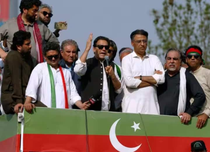 Pakistan government mulling legal options to ban Imran Khan PTI Imran Khan: क्या अब इमरान खान की पार्टी पर लगेगा बैन? पाकिस्तान सरकार के मंत्री ने दिए ये संकेत
