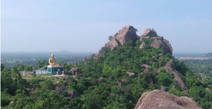 आगामी 22 मार्च से चैत्र नवरात्रि पर्व शुरू होने वाला है. जिसे लेकर शासन, प्रशासन ने अपनी तैयारी शुरू कर दी है. डोंगरगढ़ स्थित मां बमलेश्वरी मंदिर में साल में दो बार मेला लगता है. चैत्र नवरात्रि और नवरात्रि के पर्व पर यहां लाखों की संख्या में भक्त बमलेश्वरी के दर्शन करने के लिए पहुंचते हैं.